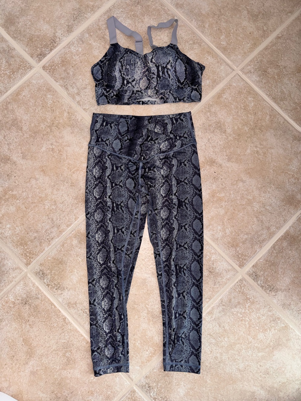Victoria’s Secret Snake Print High-Waist Capri Leggings in Charcoal Gray